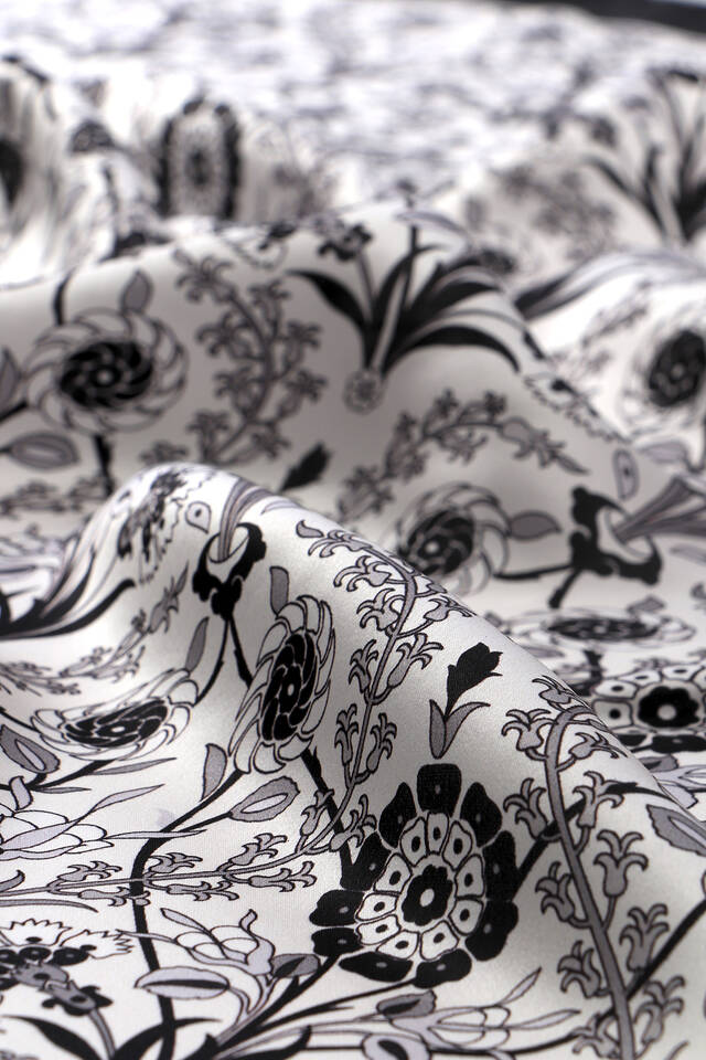 Gray Side Pattern Silk Square Scarf - 3