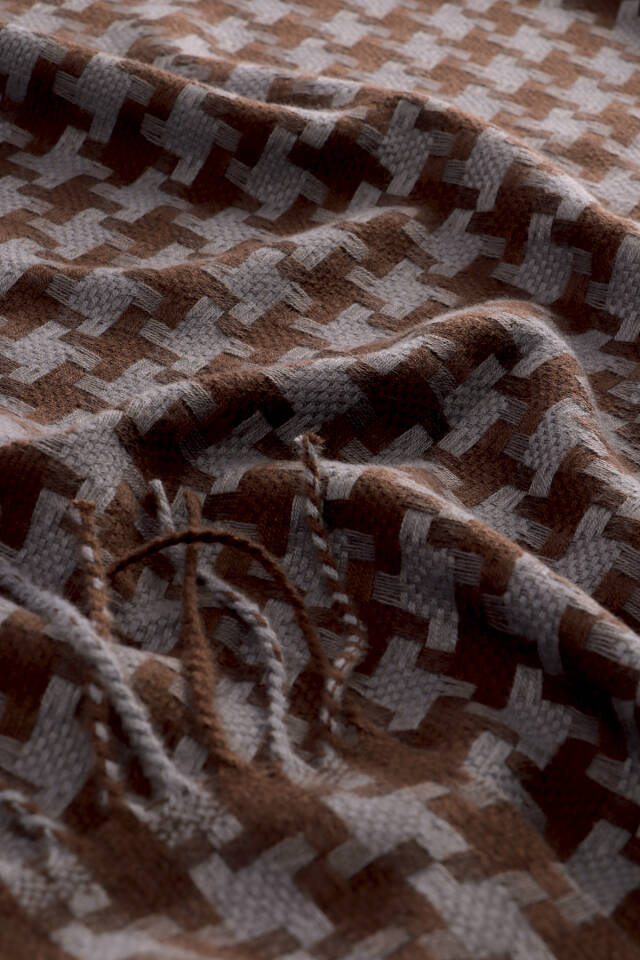 Gray Houndstooth Pattern Winter Shawl - 3