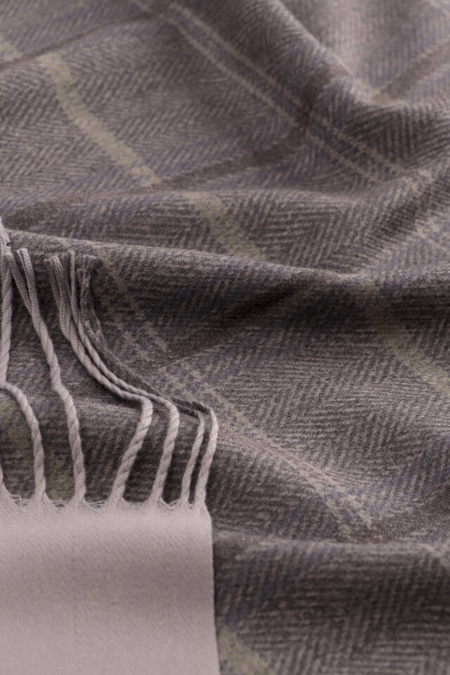 Smoke Plaid Pattern Winter Shawl - 3