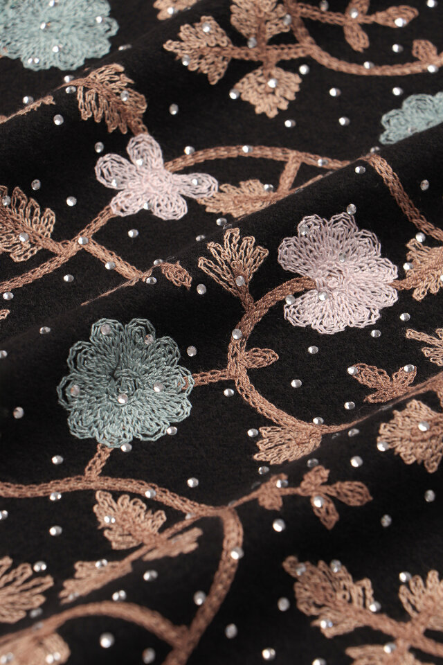 شال شتوي مطرز بالحجر الأسود - 4